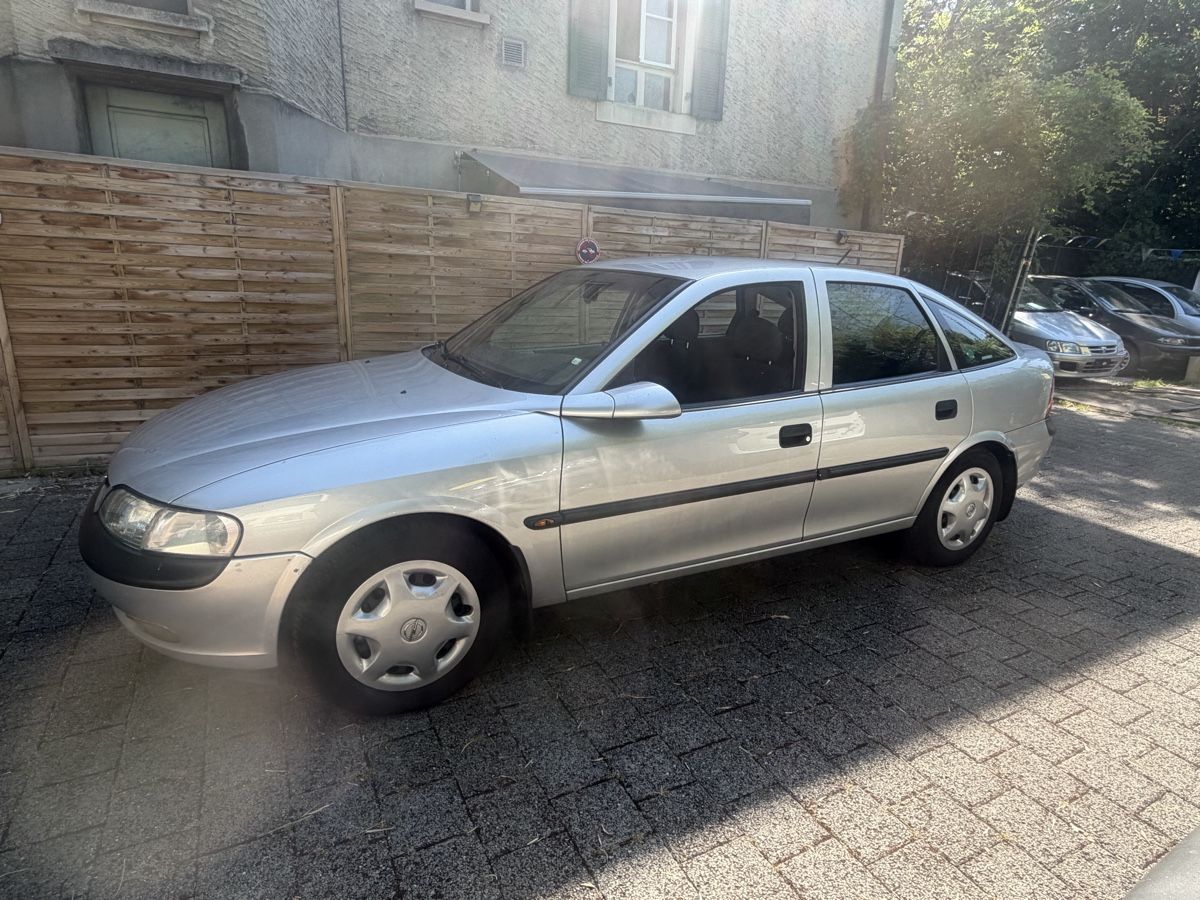 Opel Automobili: Opel Vectra 2.0 manuelle, essence – Usato da Veyrier venduto da Chessmann_Douane1255