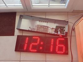 Verkaufe diese Einbau-Digital-Uhr mit Möglichkeit DCF