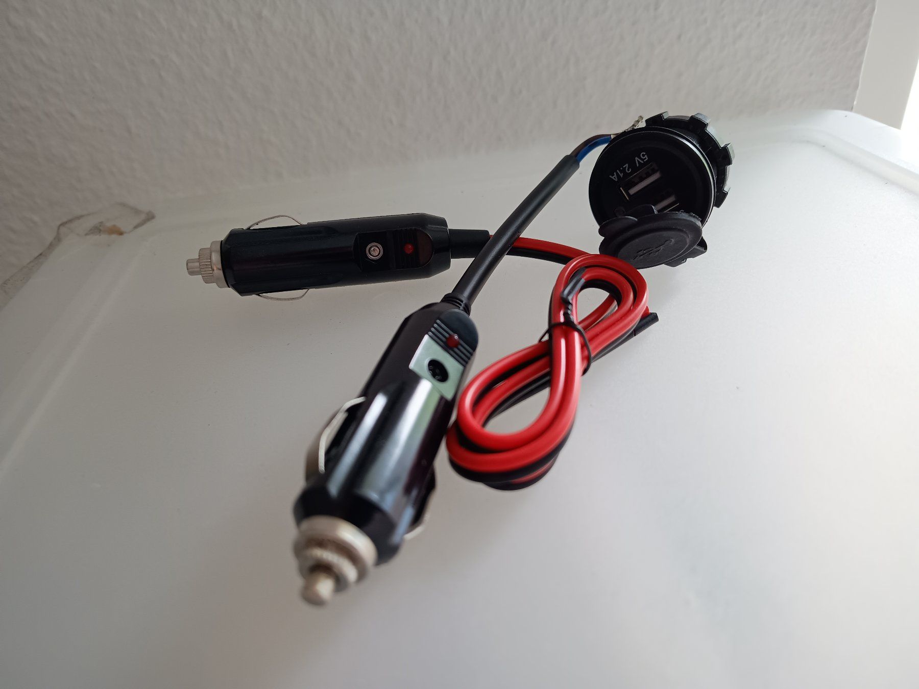 Stecker: 2x 12V Zigarettenstecker und 1x USB 12V Dose, gebraucht – Gebraucht aus Döttingen von Schlei 3