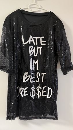 Glitzer Kleid mit Aufdruck "Late But Best Dressed" ✨👗