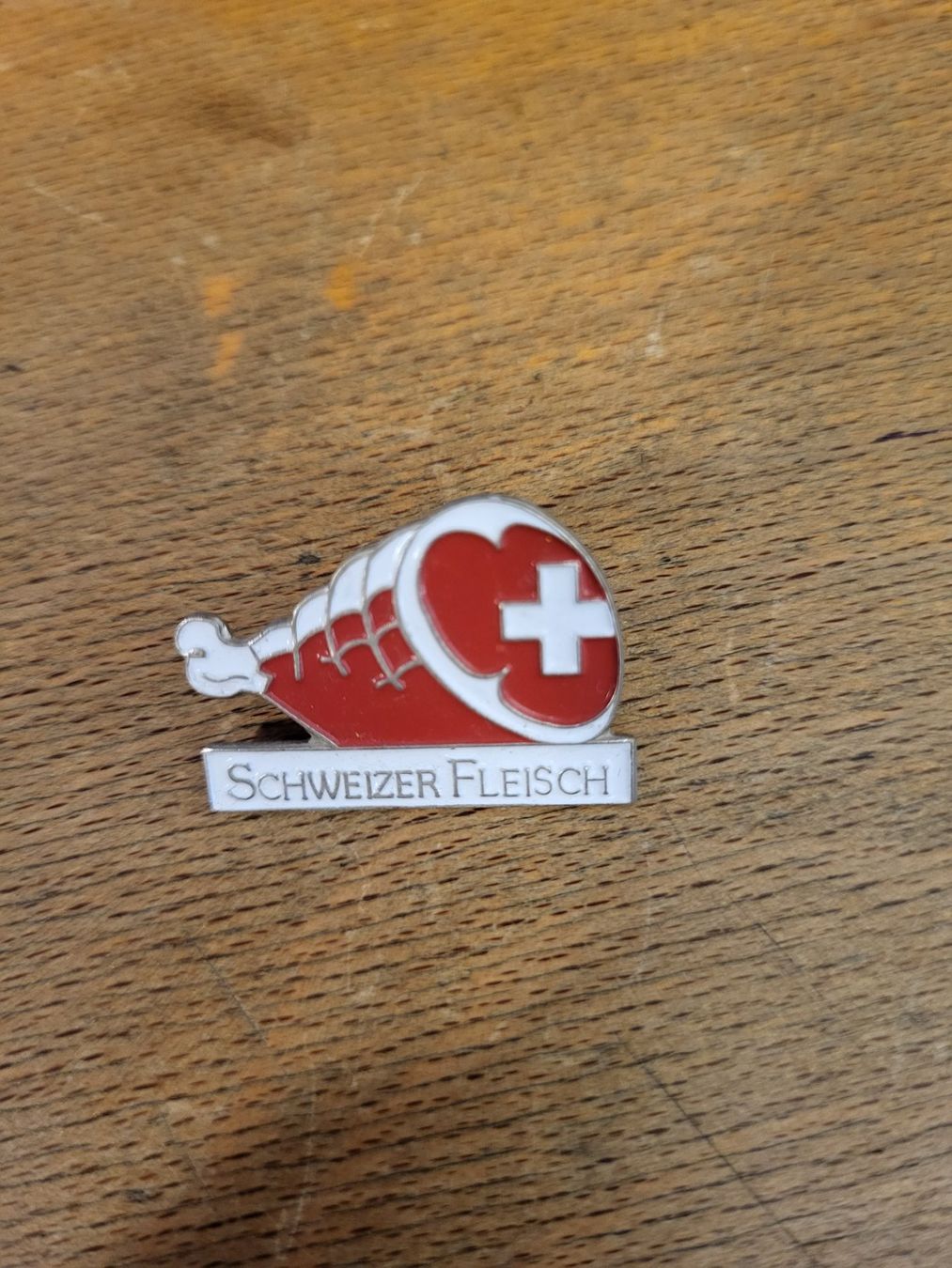 Placchette & Badge: Pin Schweizer Fleisch – Usato da Thun venduto da Kissthis