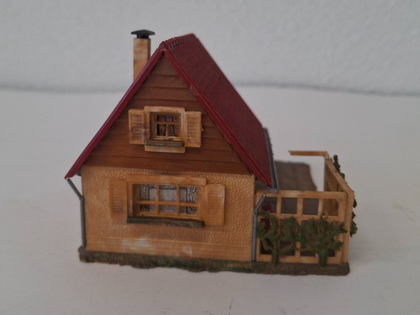 Modelleisenbahnen: Modellbau Wohnhaus mit Garten – Gebraucht aus Reichenburg von AK307 3