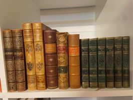 13 sehr alte Bücher - als schöne und spezielle Dekoration