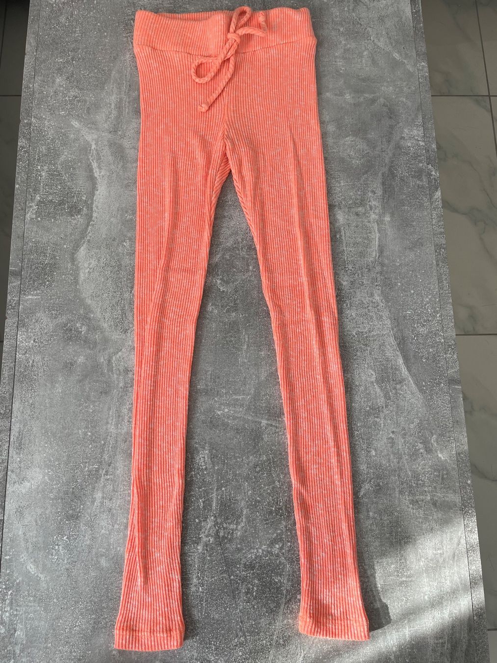 Leggings: Leggins Neon Orange – Usato da Mägenwil venduto da Lea.SN
