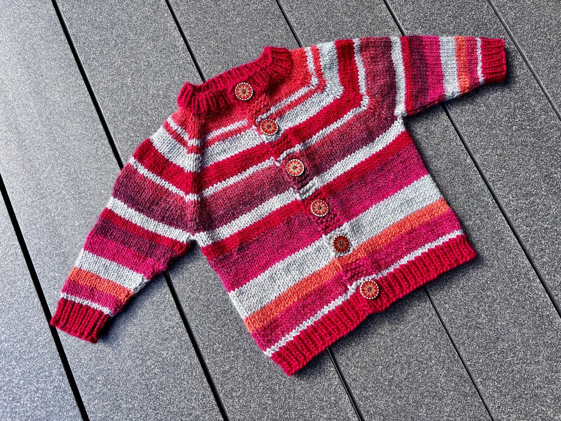 Giacche & Cappotti: Kinderstrickjacke, Bunte Strickjacke, handgestrickt – Nuovo e nell'imballaggio originale da Fislisbach venduto da handglismet