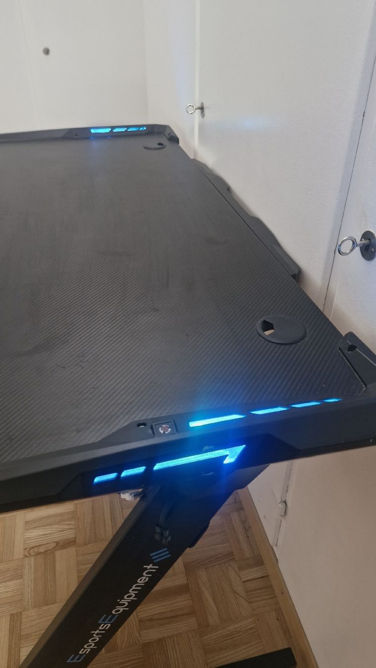 Schreibtische: Gaming Tisch schwarz mit LED Beleuchtung – Gebraucht aus Heerbrugg von bry_cb2f 6