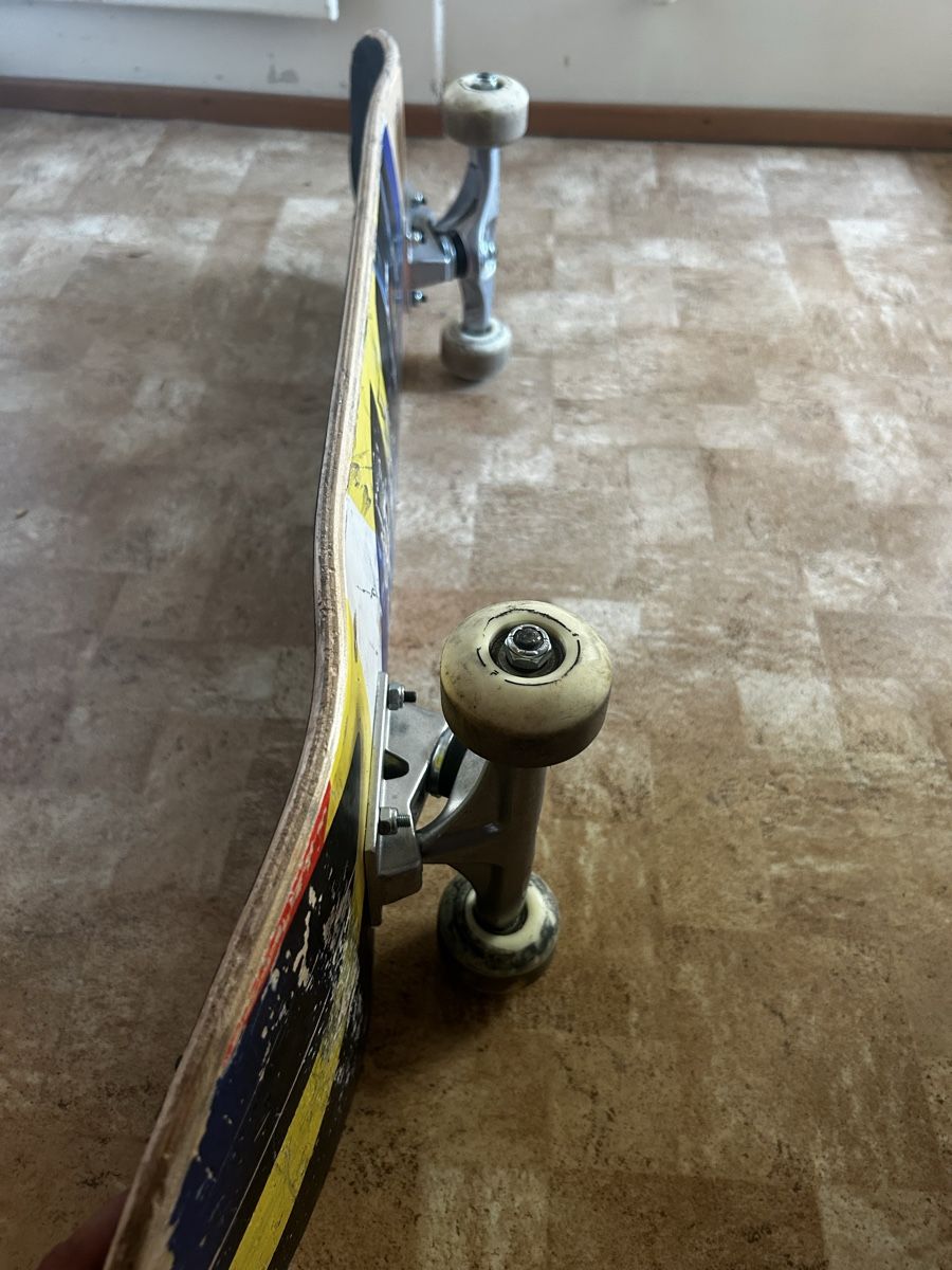 Skateboards: Planche à roulettes complète design multicolore bon état – Défectueux à Lausanne par san_f6lt 1