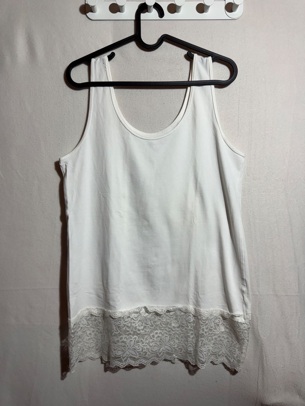 Top: Basic Top von Chicoree Gr. L mit Spitzenrand – Usato da Grosswangen venduto da SALE_SALE_SALE
