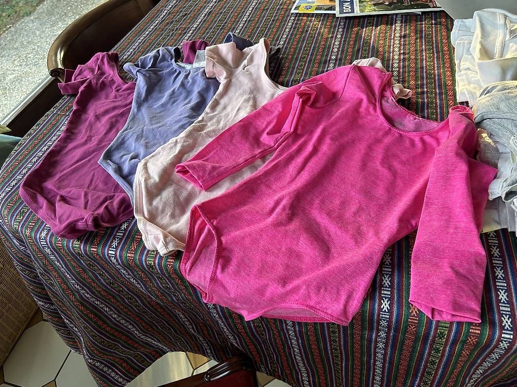 Scarpe, pantaloni & magliette da ginnastica: Justaucorps 6 ans – Usato da Plan-les-Ouates venduto da Kiss-bodolay