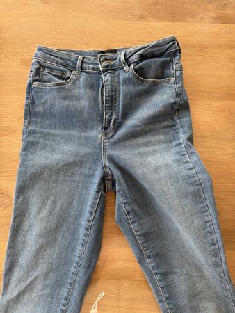 Sehr schöne blaue Damen Jeans, Grösse 28, Top Zustand!