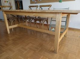 Grosser Esstisch aus Massivholz