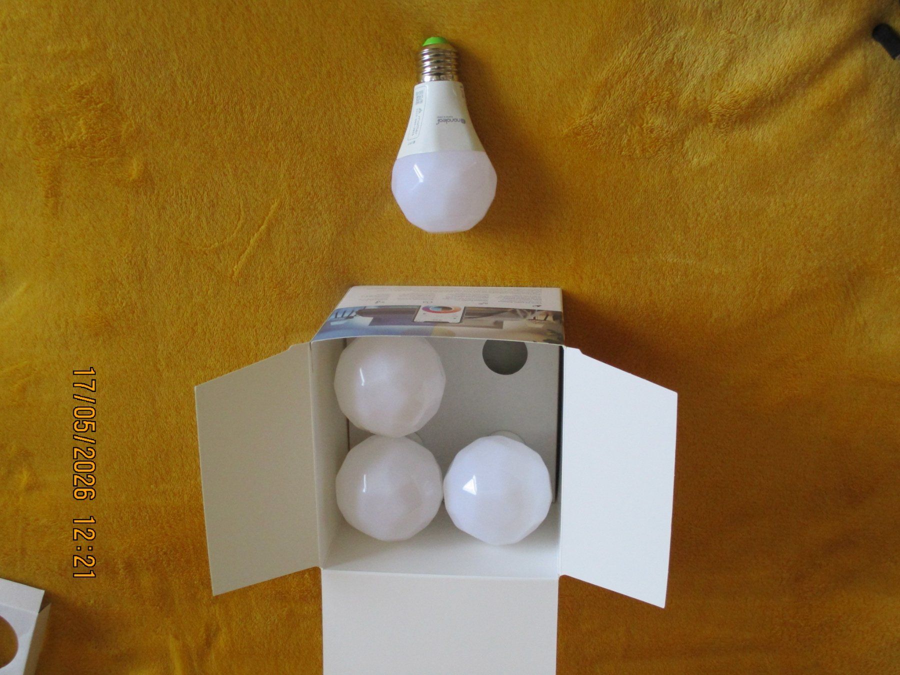 Lampes: 4 STÜCK RGB-LED-BIRNEN – Neuf avec emballage d'origine à Safenwil par universum78