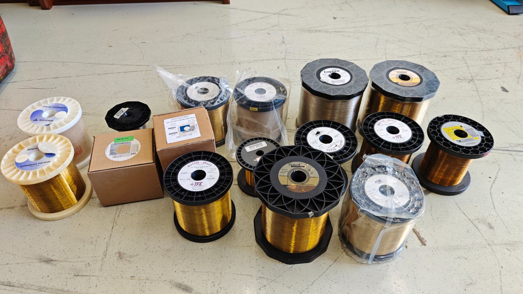Alle Maschinen: Stock de fil pour électroérosion – Gebraucht aus Ste-Croix von CAP14_SARL