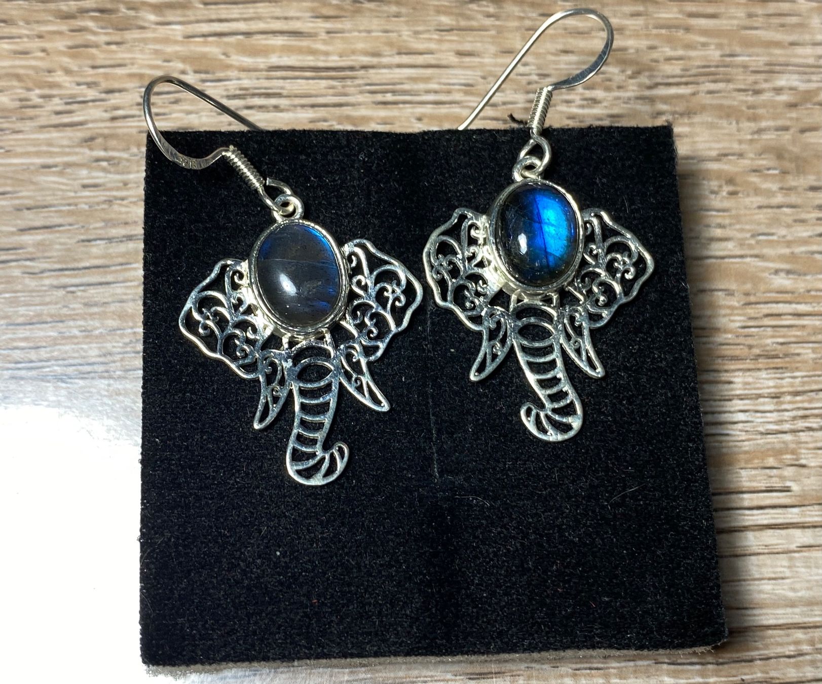 Orecchini pendenti & Orecchini a lobo: Boho Elefant Ohrringe 925 Silber mit natürlichem Labradorit – Nuovo e nell'imballaggio originale da Laax venduto da Kiki_Kingdom3 3