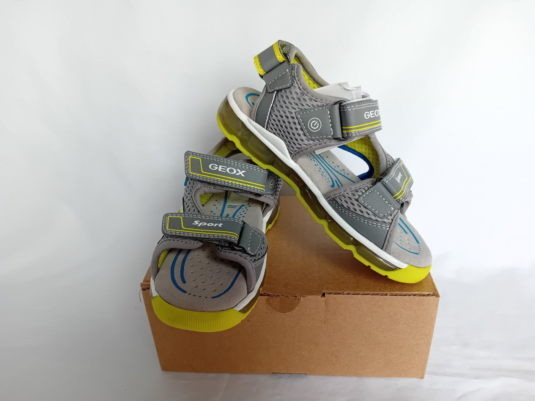 Geox Scarpe per ragazzi: Geox Sandale Android mit Blinkender Sohle Gr.34 Grau Neu – Nuovo (secondo la descrizione) da Schweizersholz venduto da freyle1 2