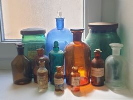 Antike Apotheker Flaschen Sammlung 12 Stück z.t. mit Etikett