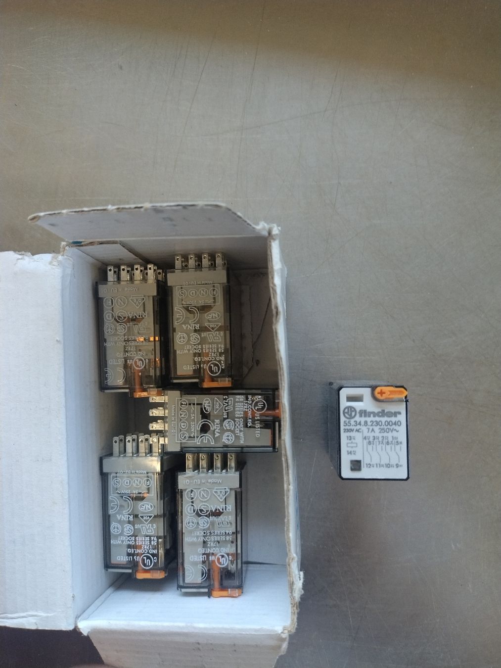 Componenti elettronici: Finder Industrierelais 250V – Nuovo e nell'imballaggio originale da Brüttisellen venduto da Grorbas 2