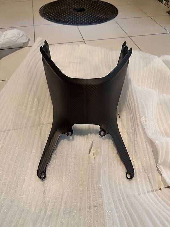 Tutti i ricambio per moto: À vendre carénage réservoir carbone  – Usato da Porsel venduto da kevin68 2