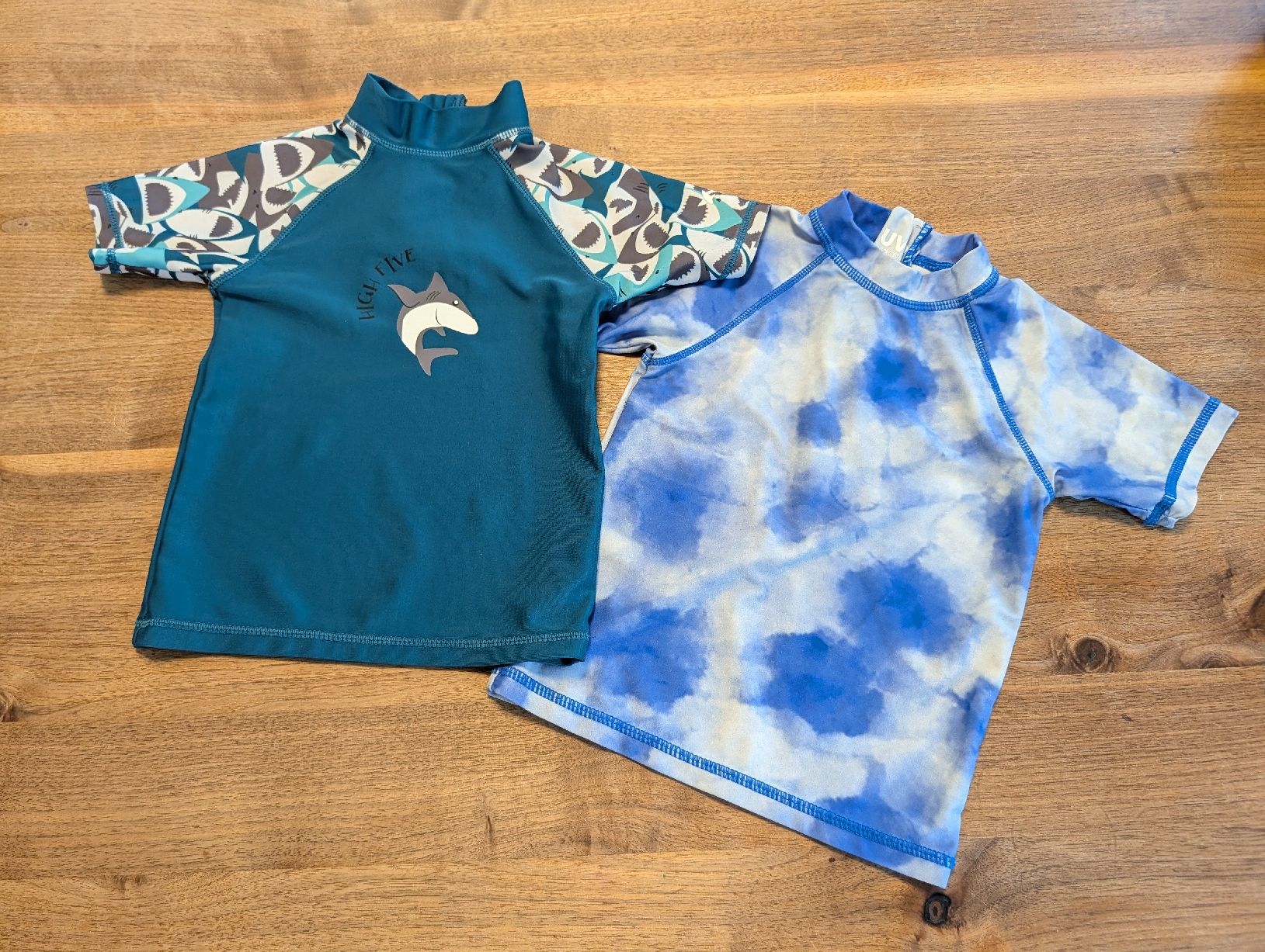 Migros Costumi da bagno: 2 UV Bade Shirts Grösse 92/98 – Usato da Heiligkreuz (Mels) venduto da stolzesbuebemami