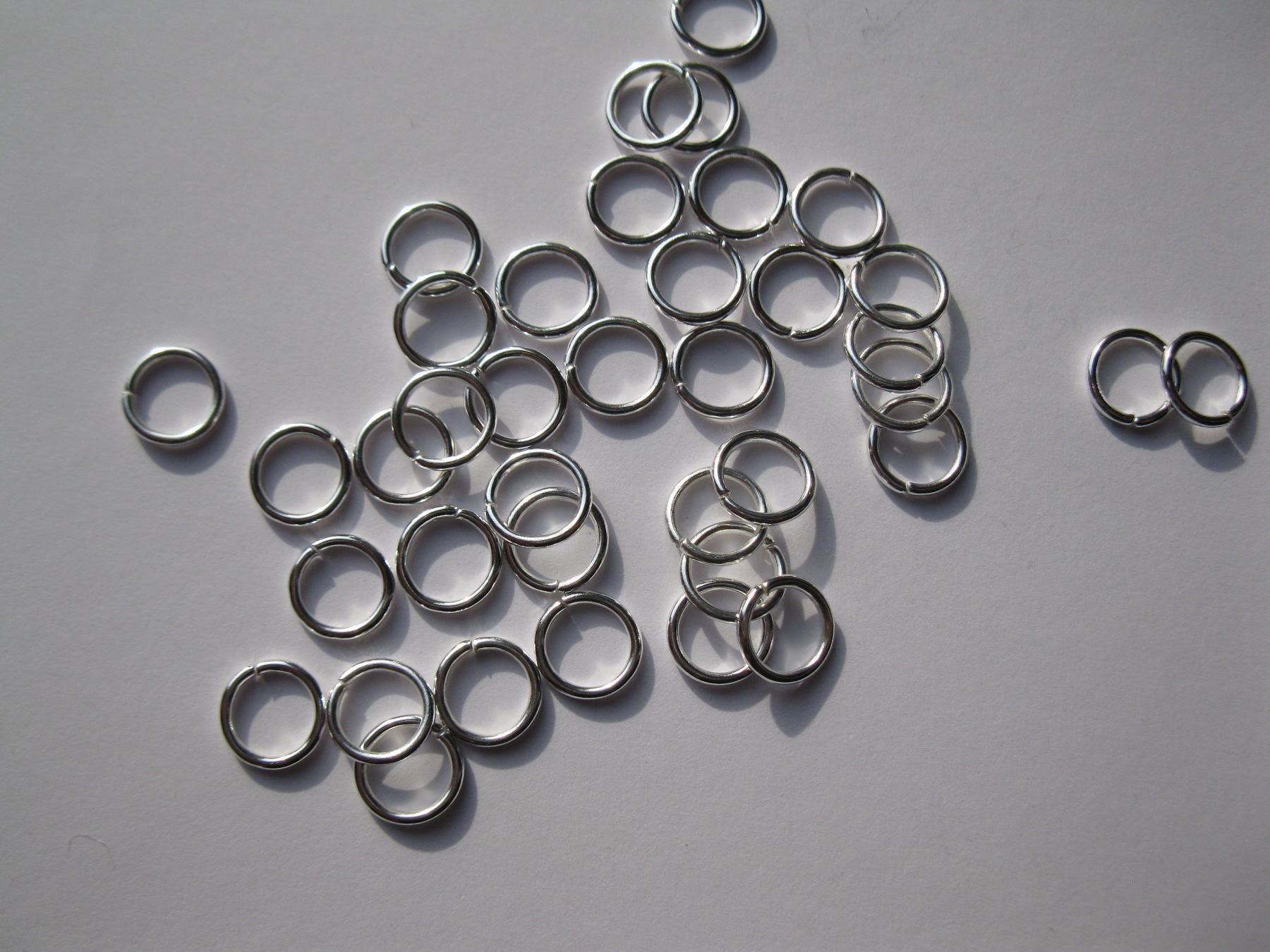 Perlen (unechte): 40 Spaltringe, Binderinge, Ringli versilbert 9x1.2mm, dicker – Neu und originalverpackt aus St. Margarethen TG von LuanaKa