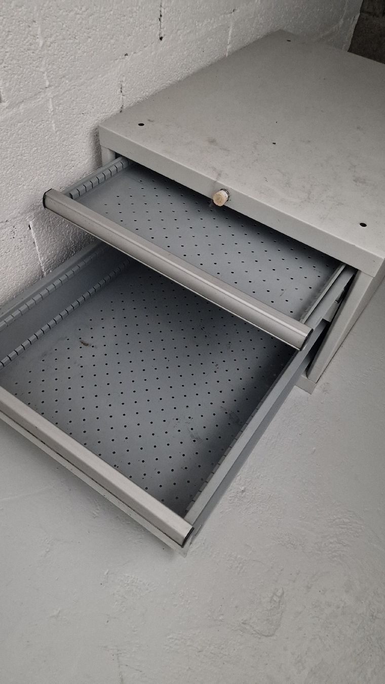 Alle Werkzeuge: Metall-Rolladenschrank 3 Schubladen grau gebraucht – Gebraucht aus Hasle LU von luc_9pxg 1