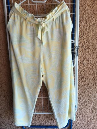 Comma Hose Blumenmuster Gelb Grösse 42 guter Zustand