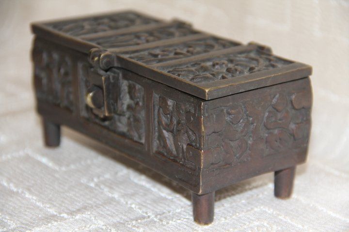 Cassapanche: Antique  coffret en bronze . – Usato da Praz (Vully) venduto da pikuluka1 1