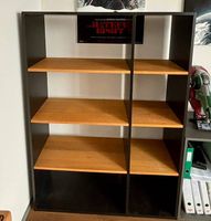 Stilvolles Bücherregal von MYCS mit Holzablagen