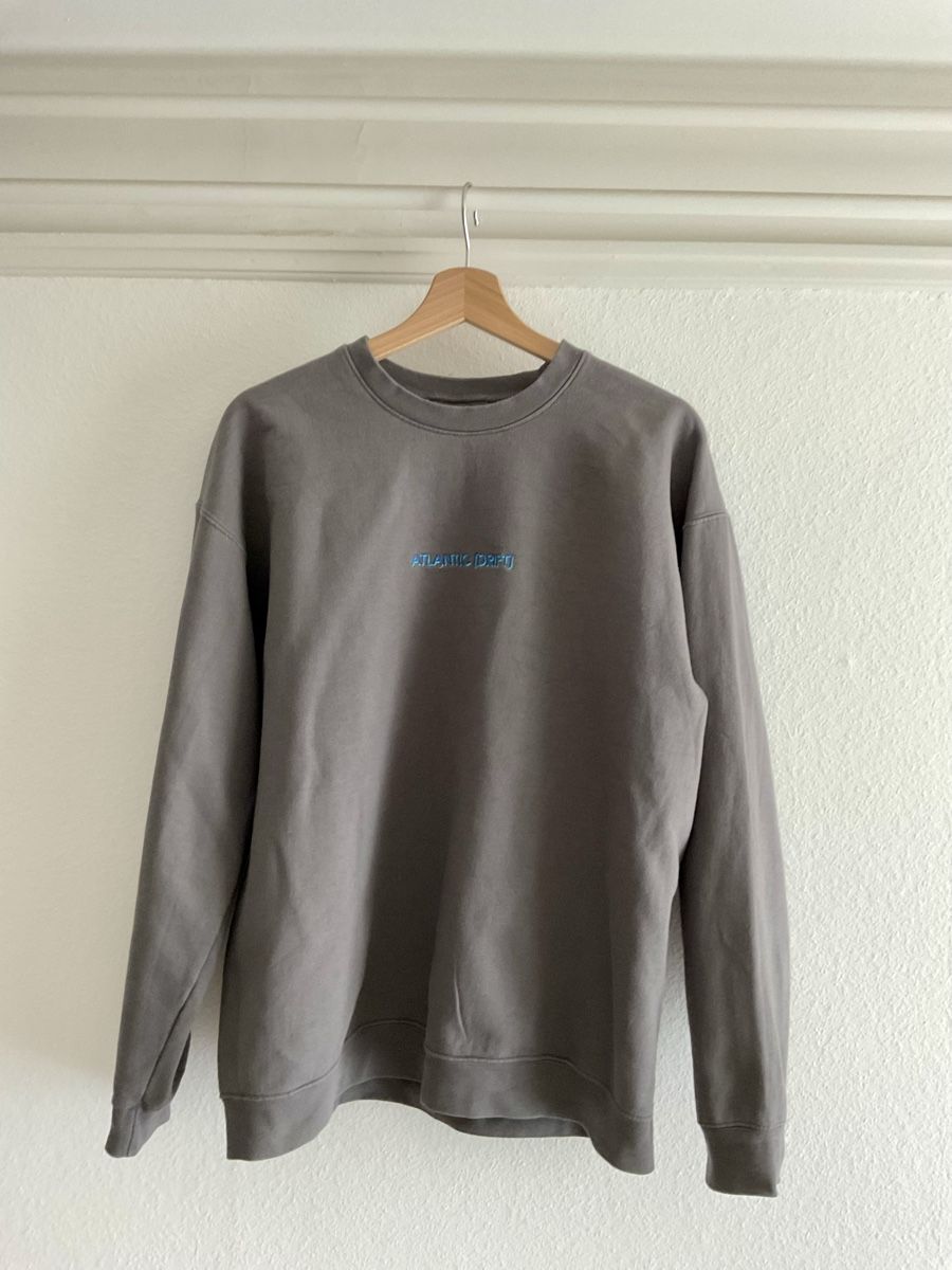 Pullover & Sweatshirts: Atlantic Drift Title Screen Crew Charcoal – Gebraucht aus Luzern von Everything_Must_Gooo
