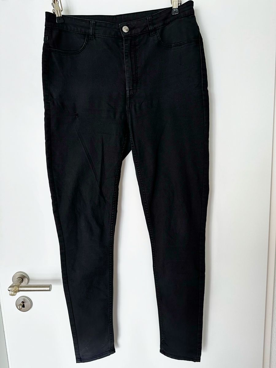 H&M Jeans: Schwarze H&M Divided Jeans, Grösse 42 – Usato da Eglisau venduto da Brewster1