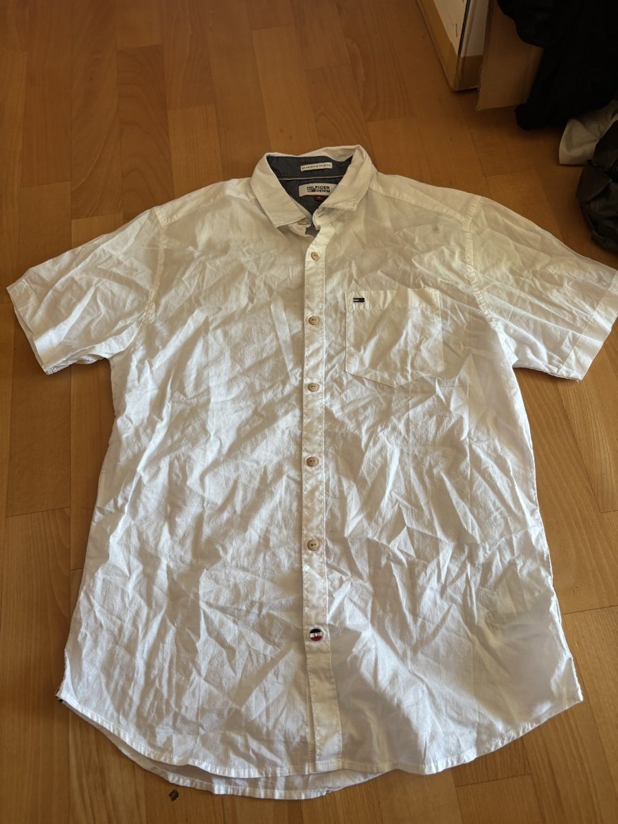 Chemises: Tommy Hilfiger white shirt S – D'occasion à Chexbres par doe_xns6