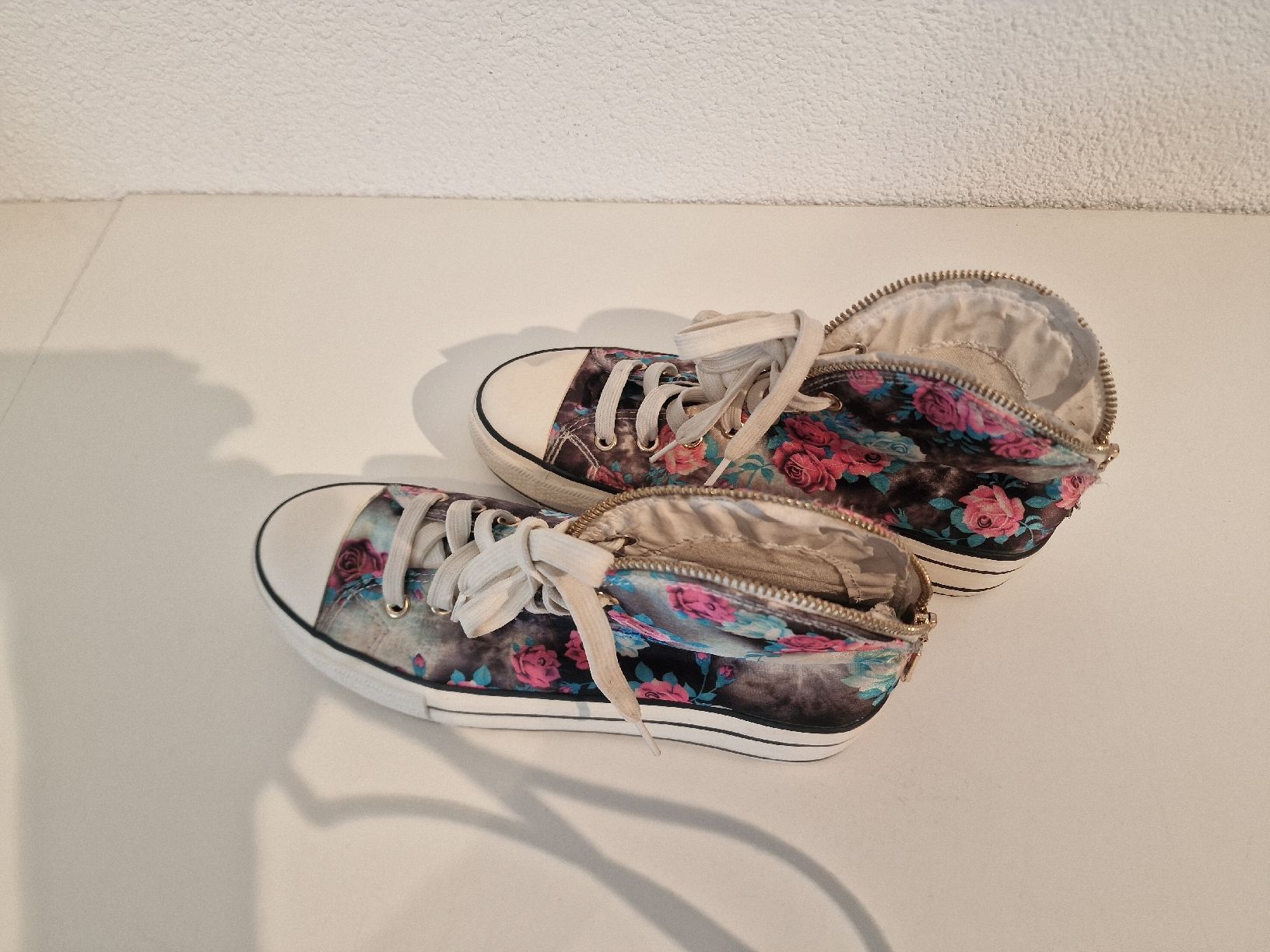 Scarpe per ragazze: Sneakers mit Blumenmuster, Stoff, Grösse 38.5 – Usato da St. Margrethen SG venduto da Goldig 2