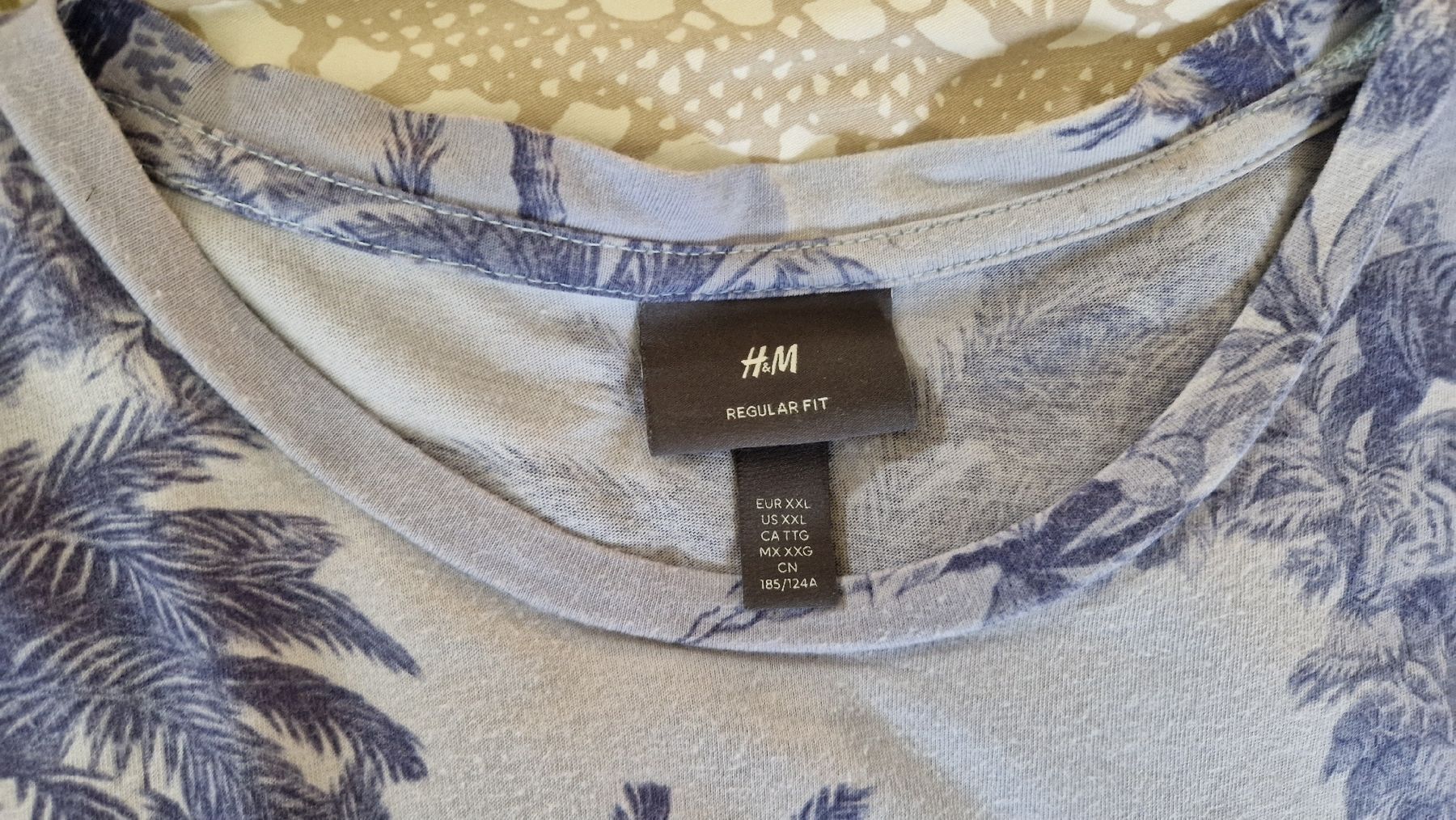 H&M T-shirt: Blaues TShirt mit exotischem Motiv – Usato da Oberengstringen venduto da Asteroid56 2