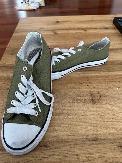 dunkel grüne chucks
