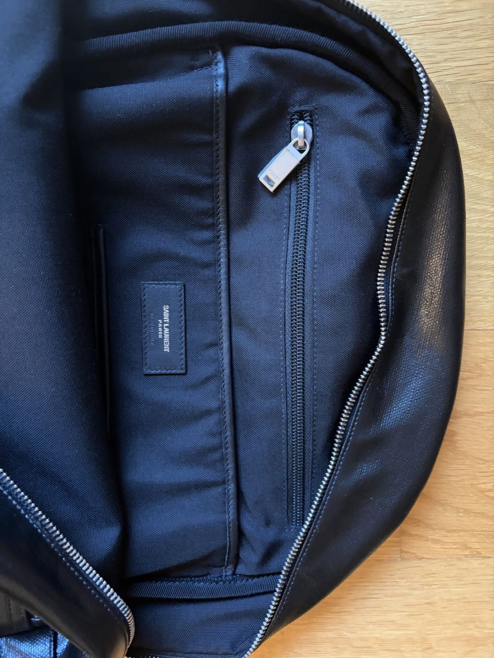 Saint Laurent Zaini: Yves Saint Laurent Rucksack – Usato da Zug venduto da illuminared58 1