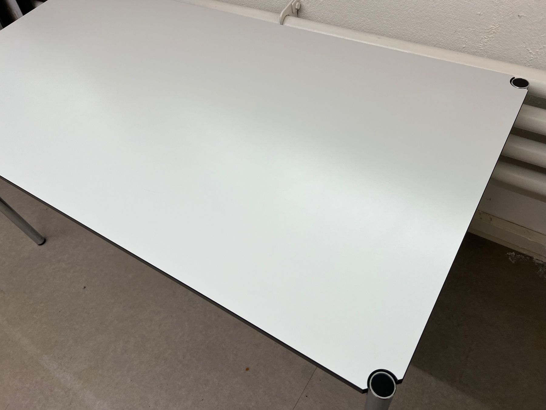 USM Tavoli: USM Schreibtisch 150x75 cm weiss – Usato da Basel venduto da La.Bonne.affaire 4