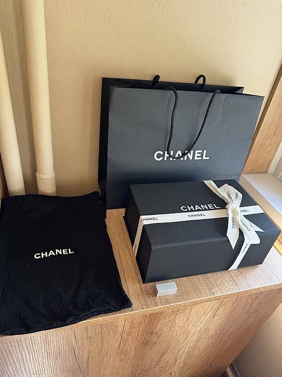 Chanel Taschen für Damen: Chanel Luxus-Geschenkbox + Staubbeutel & Tragetasche – Gebraucht aus Emmetten von kel_982x