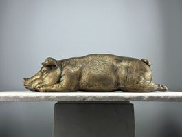 Statue de cochon en bronze