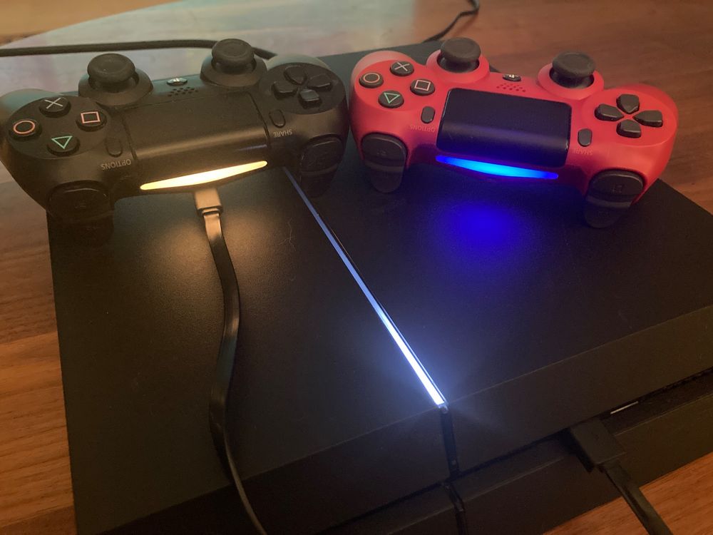 PS 4 mit 2 Controller inkl Ladekabel - Top Zustand! (Gebraucht) in ...