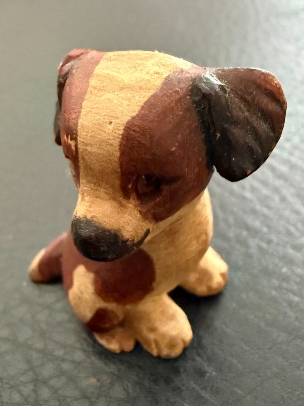 Statuette: kleiner Hund hangeschnitzt – Usato da Subingen venduto da ArtBead 2