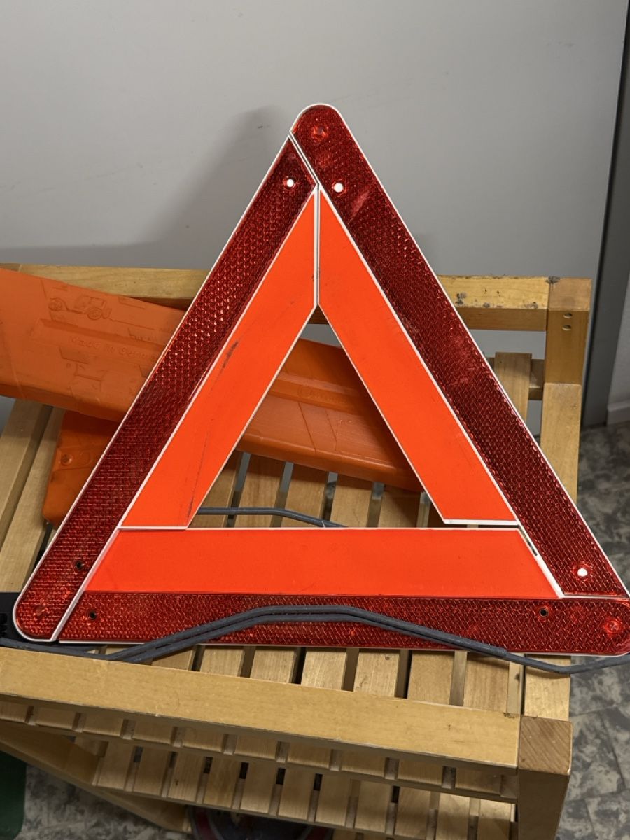 Alle Ersatzteile: Pannen Dreieck – Gebraucht aus Amriswil von used2use