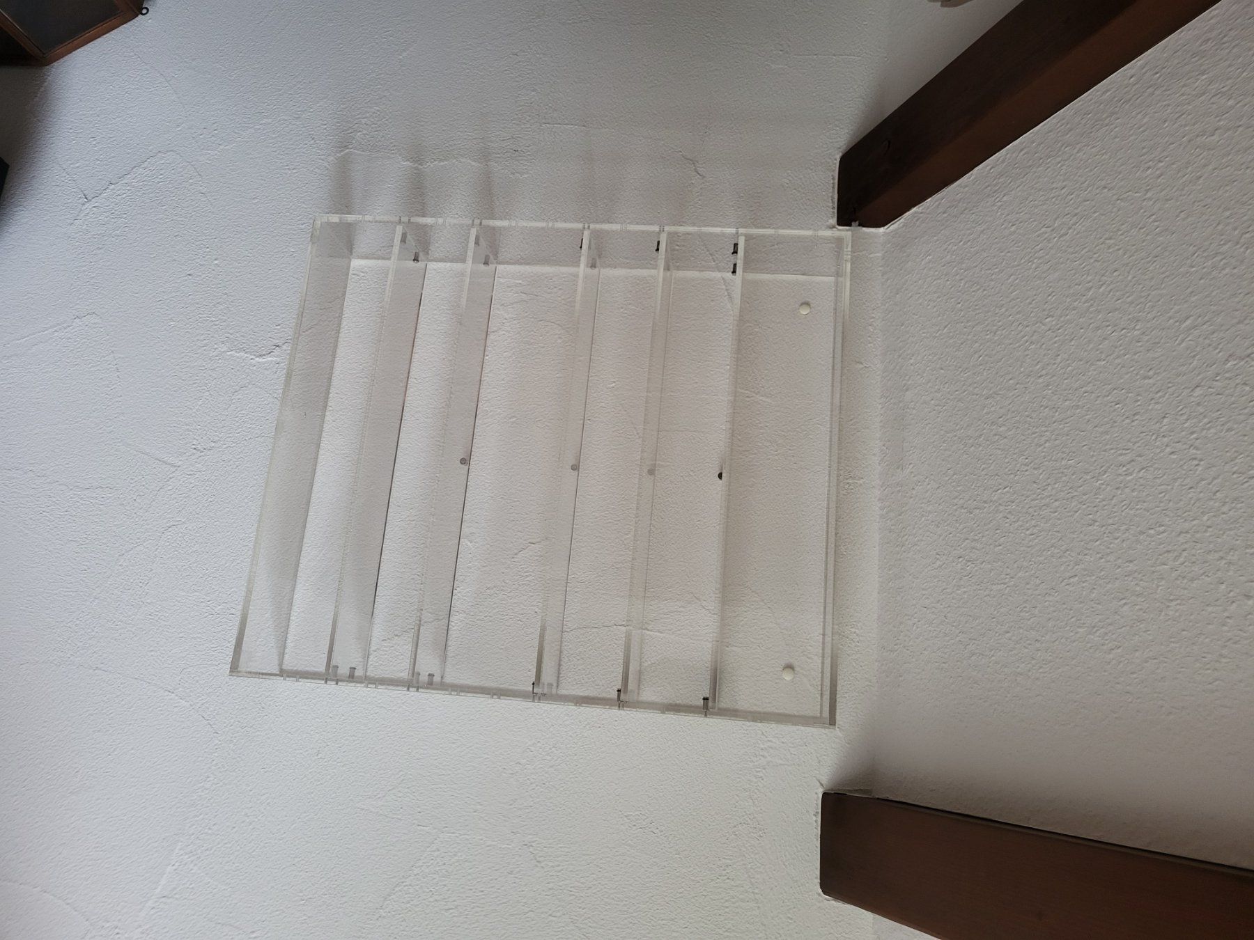 Vitrines: Acryl-Wandvitrine: flexible Einteilung, einfache Montage – D'occasion à Stäfa par OLT 1