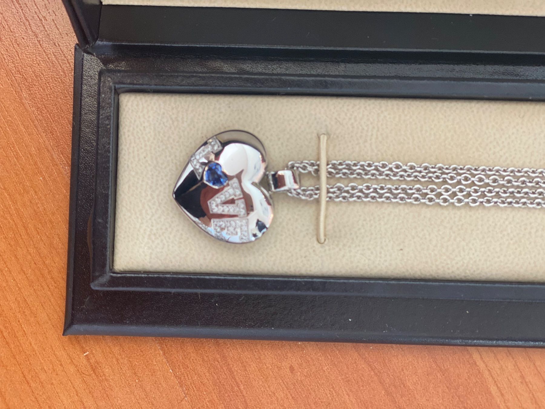 Chopard Ciondoli: Pendentif Love Chopard or blanc, saphir et diamants – Usato da Rolle venduto da Fanjiette 1