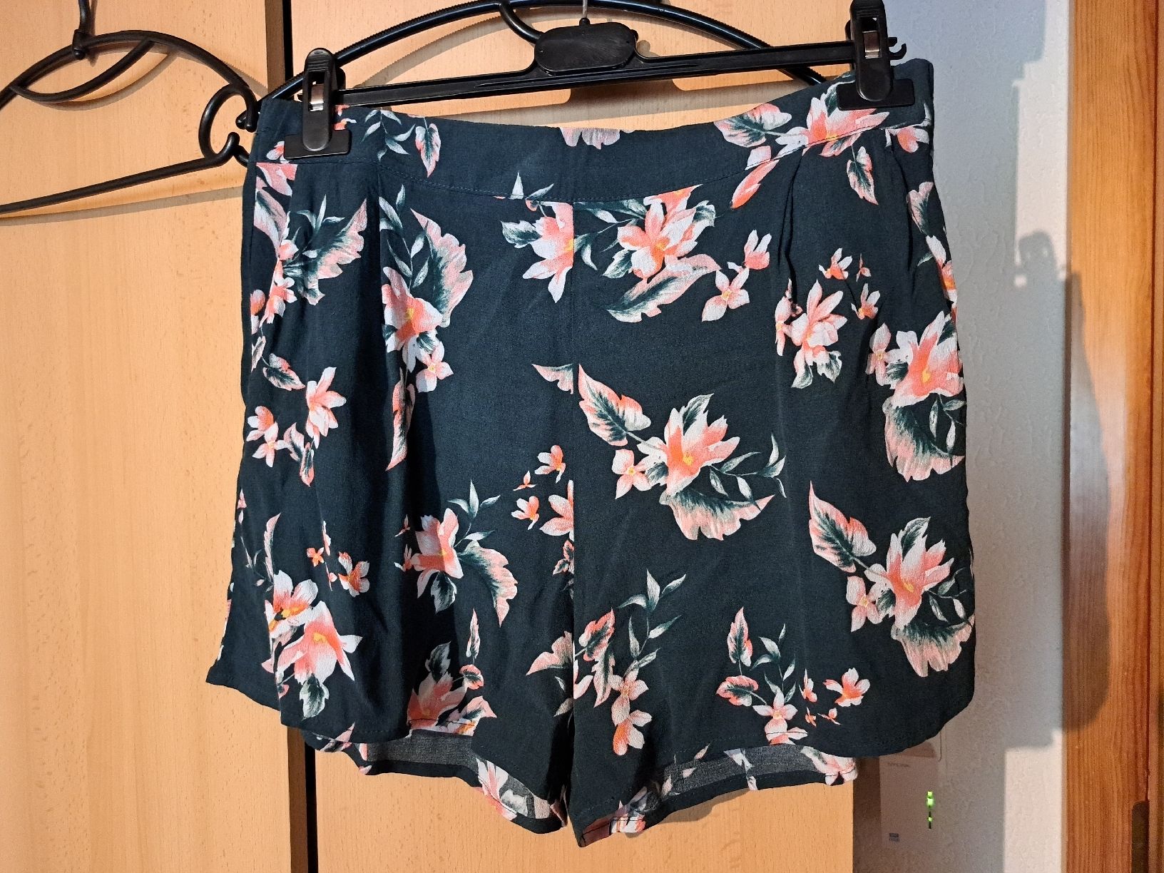 Tally Weijl Hosen: Short a fleur vert  – Neu (gemäss Beschreibung) aus Berlens von luc_2c79