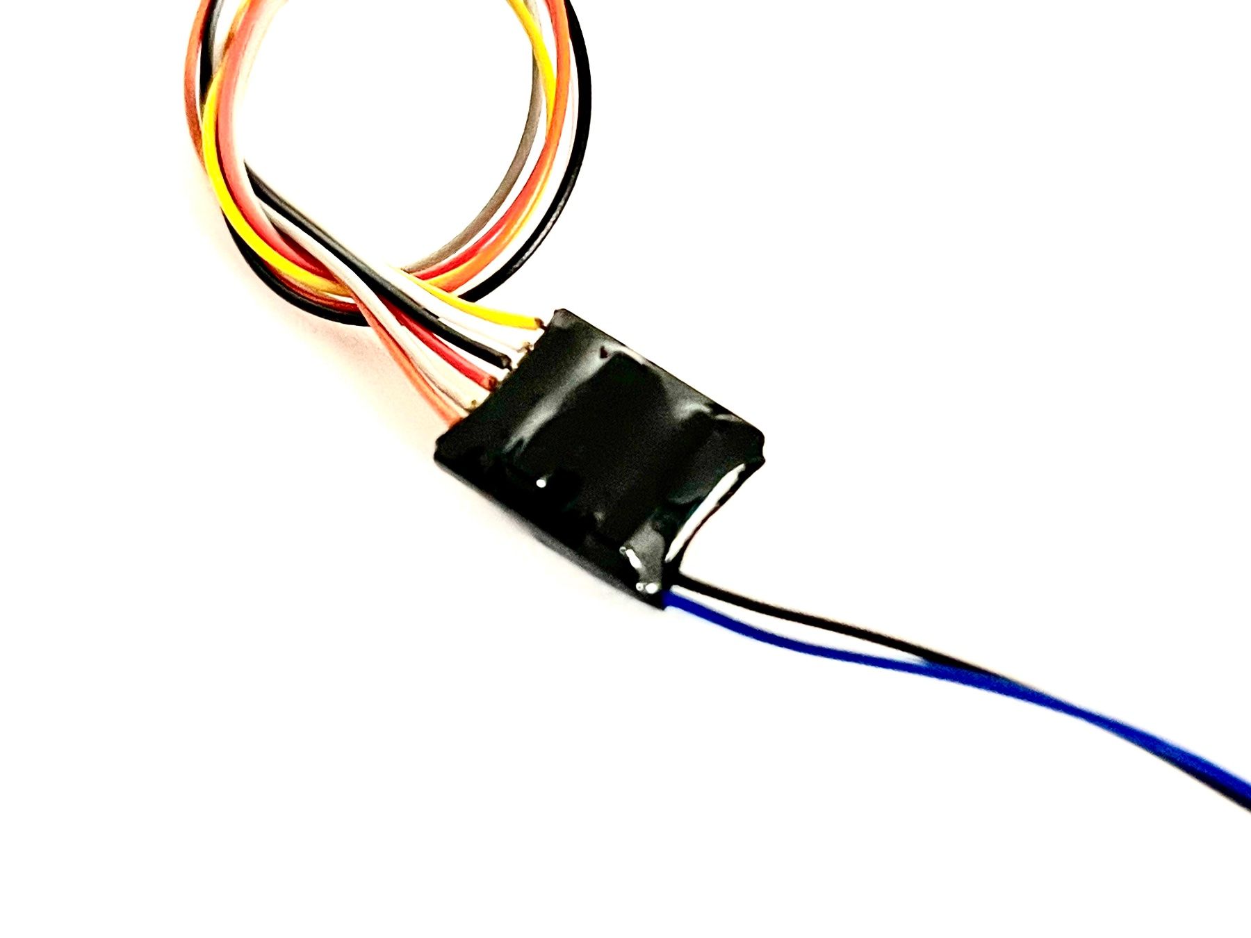 Modellini di ferrovie: Mikro-Lokdecoder KungFu DCC (6 Drähte) mit 2 Funktionen – Nuovo e nell'imballaggio originale da Brügg BE venduto da telegraphrail 3