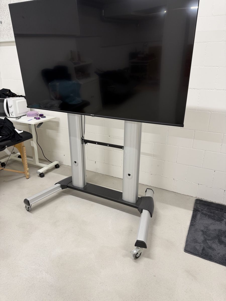 Supporti a parete: Mobiler TV-Ständer / Fernsehhalter rollbar – Usato da Uster venduto da Lirimazemi 1