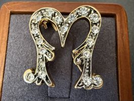 Vintage-Brosche mit Initiale M goldfarben mit Strass.