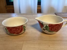 Pot à lait et bol ancien avec motifs fleurs