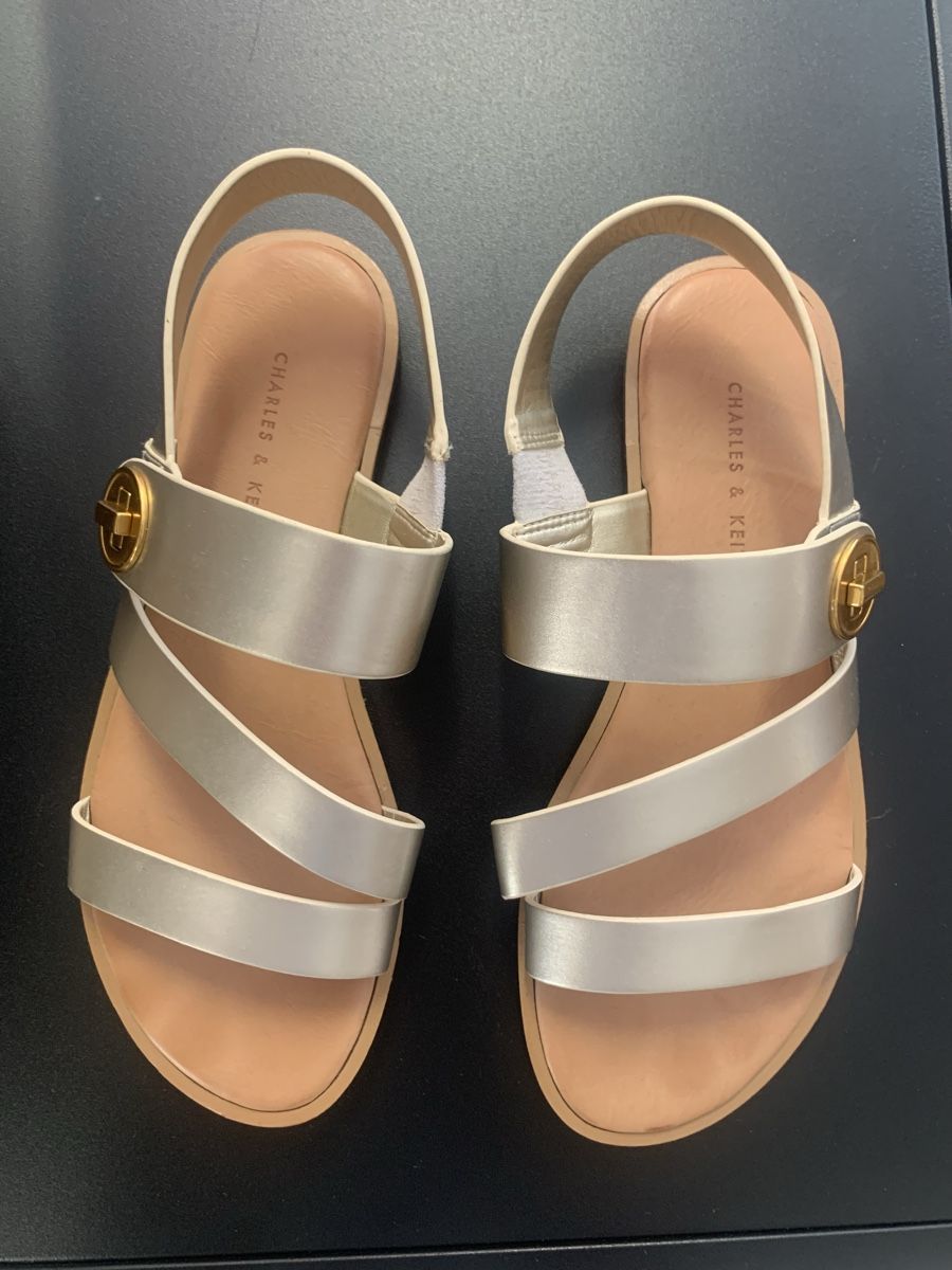 Scarpe da donna: Neuwertig metallisch Sandalen Gr 36 – Nuovo (secondo la descrizione) da Unterseen venduto da jpowers1971 1