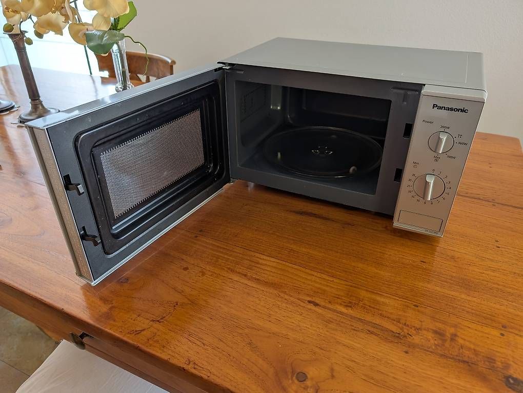 Elettrodomestici da cucina: Panasonic Mikrowelle NN-E221MM  silber, 20 l – Usato da Zürich venduto da McFlurry49 1